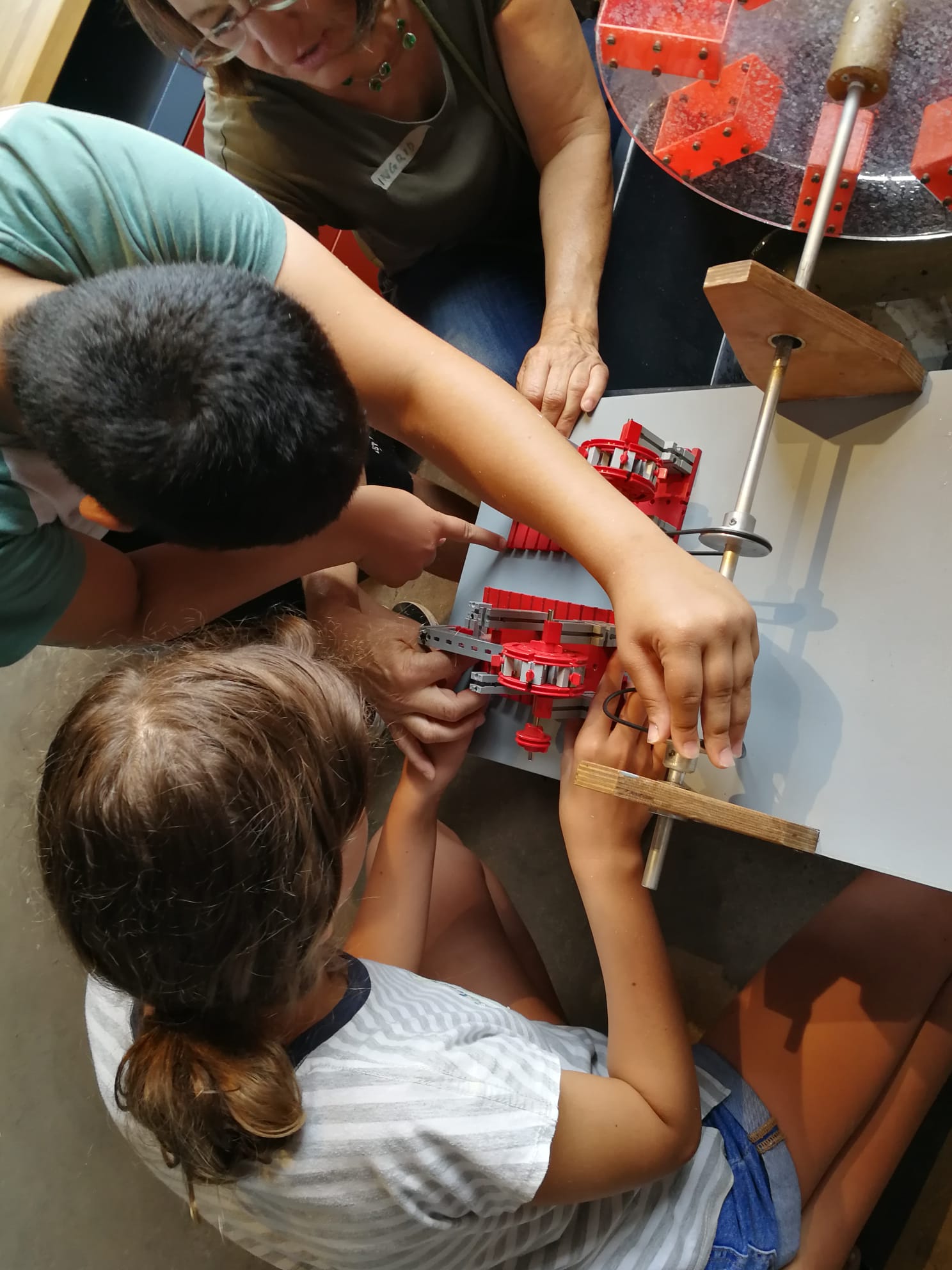 Kinder bauen eine mechanische Übersetzung