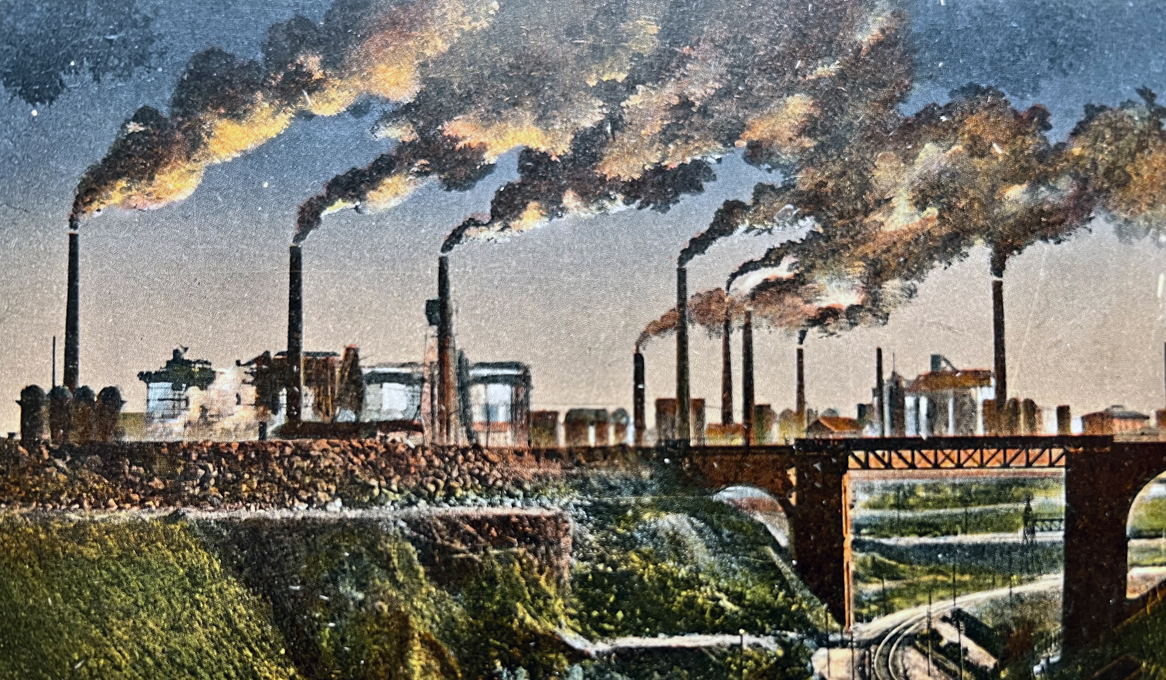 Bild einer alten Fabrik mit Schornsteinen