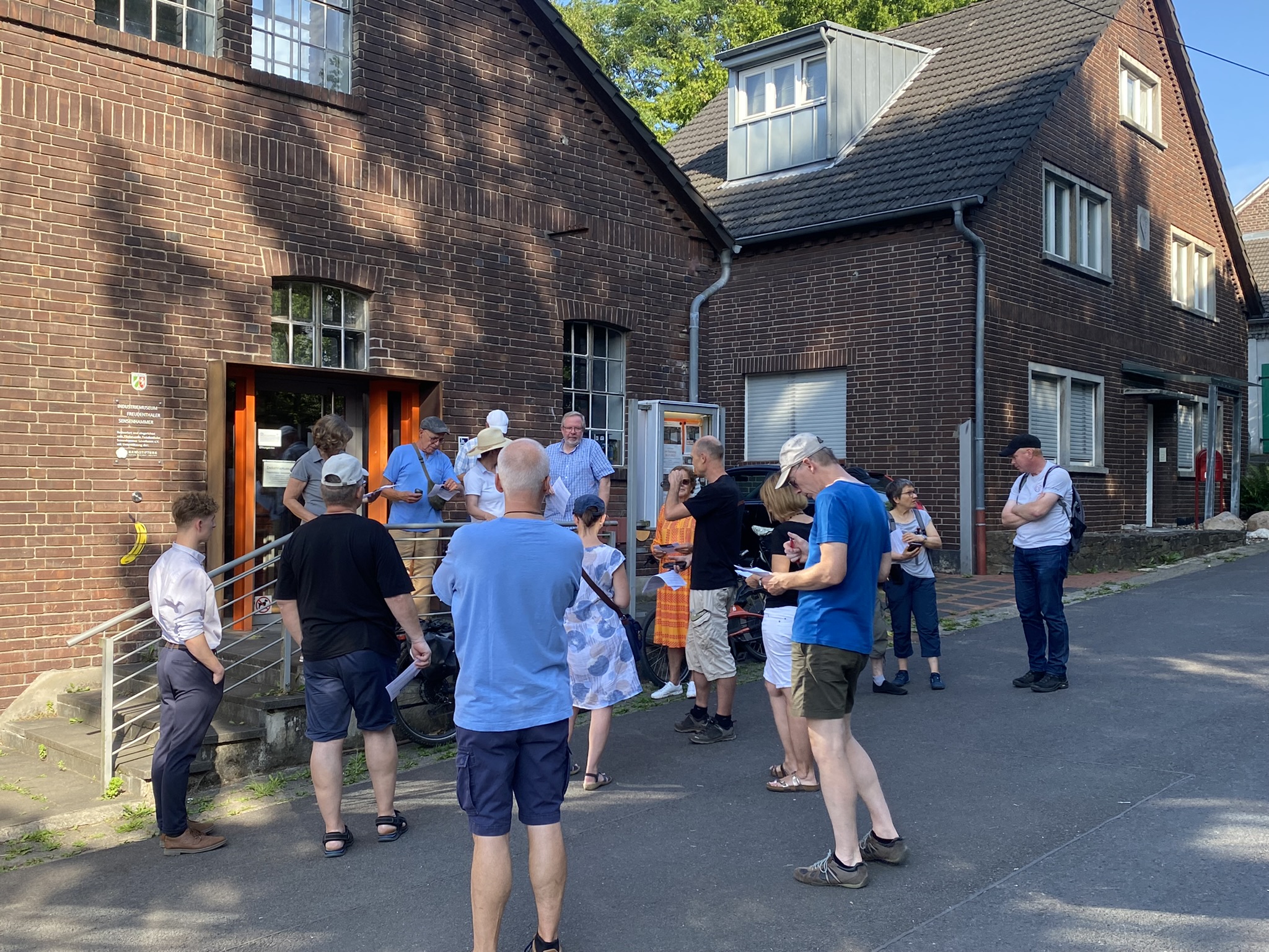 Eine Gruppe startet am Eingang eine Führung