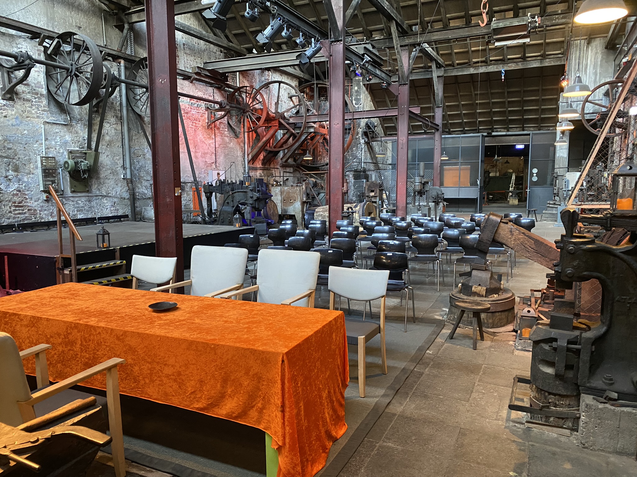 Bestuhlung für eine Hochzeit in der Schmiedehalle