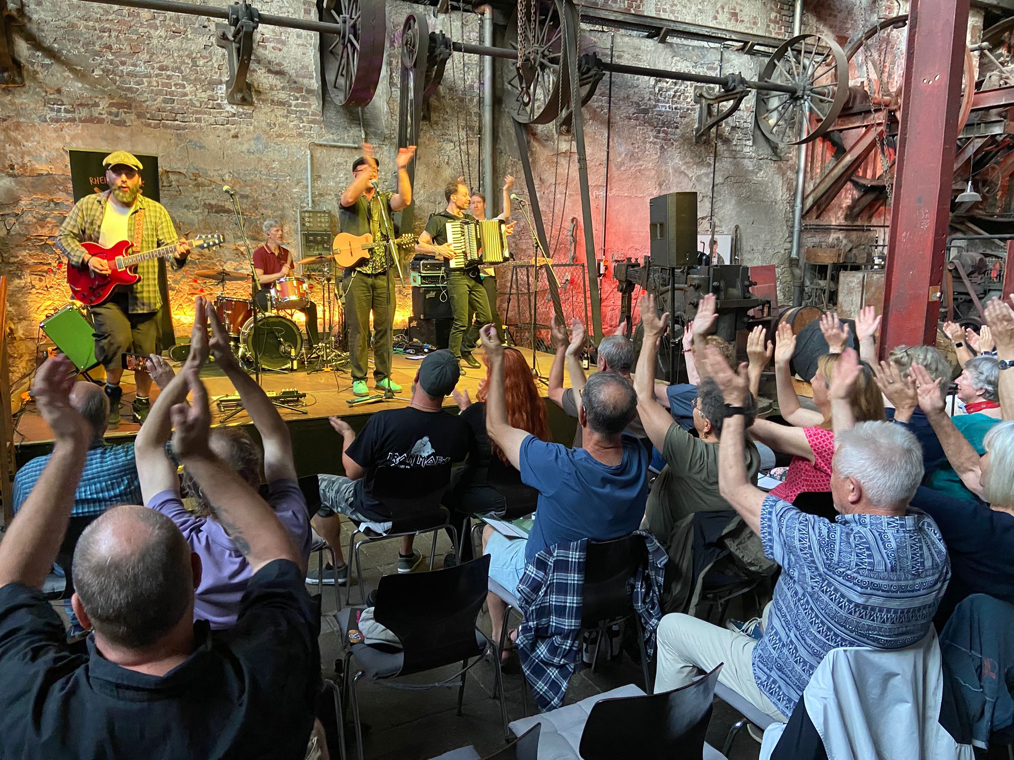 Ein Konzert in der Schmiedehalle vor Publikum