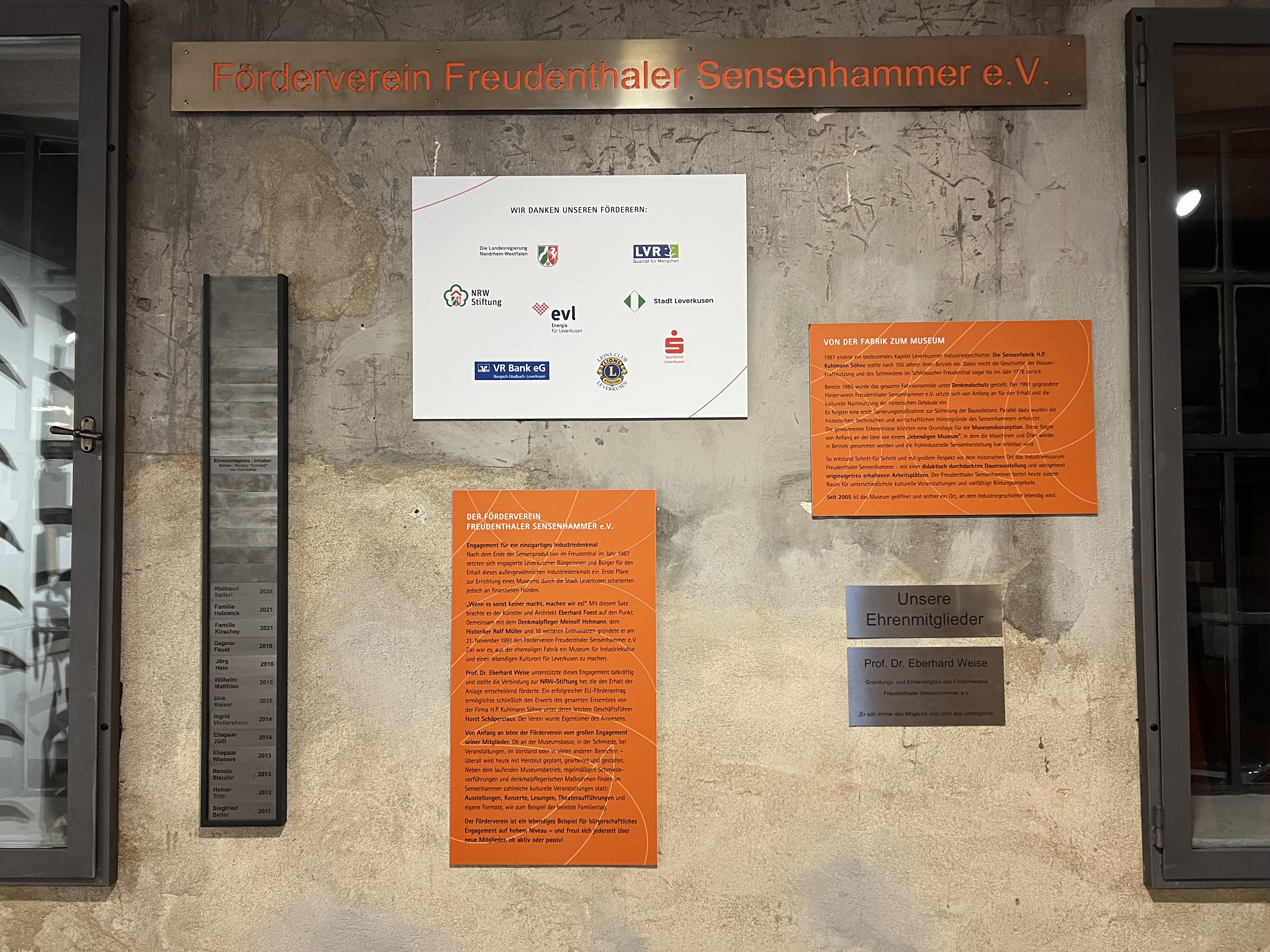 Wand im Museum mit Informationen zum Verein