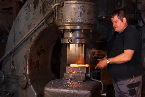 Unser Schmied bei der Arbeit