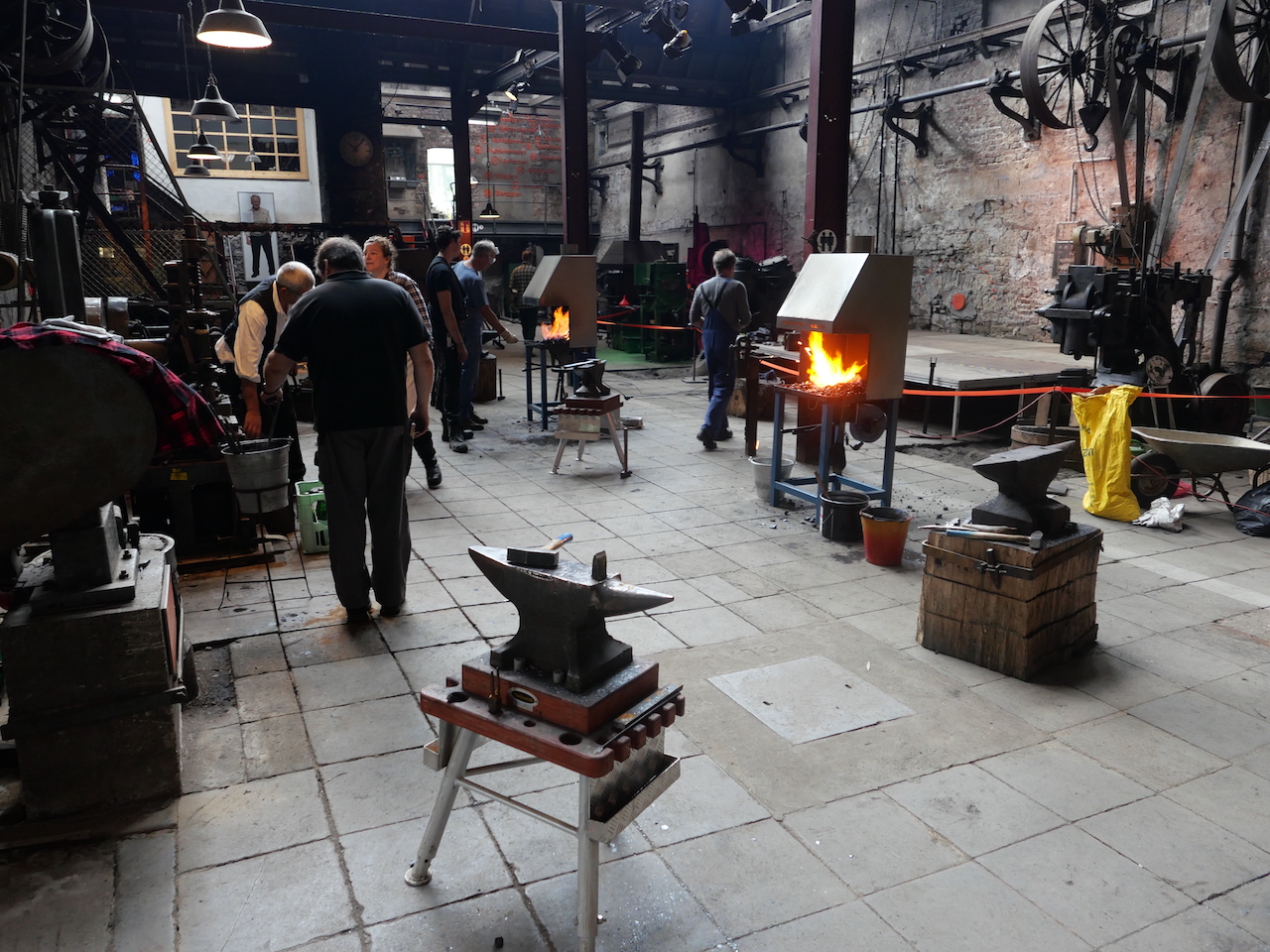 Schmiedehalle während eines Schmiedeworkshops