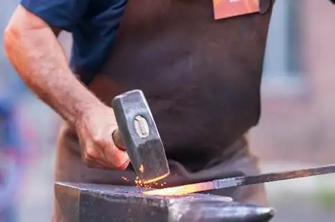 Ein Stück Metall wird bearbeitet