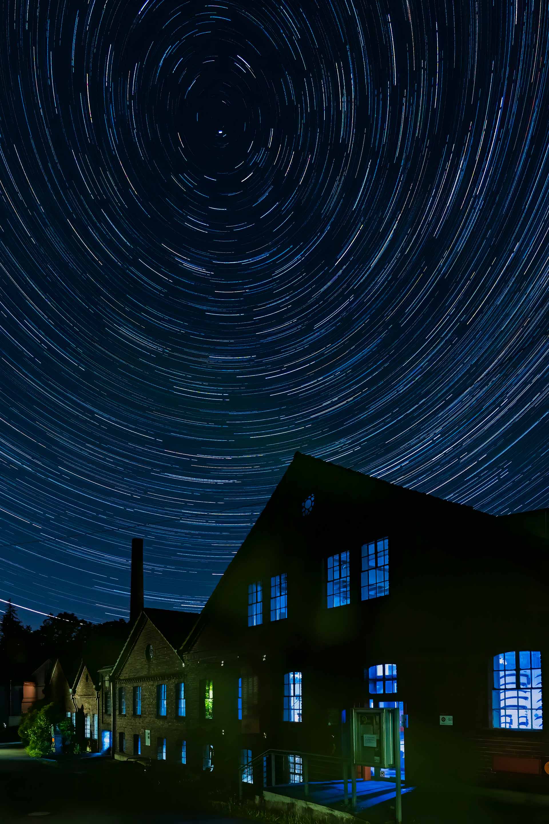 Langzeitaufnahme von Sternen über dem Museum